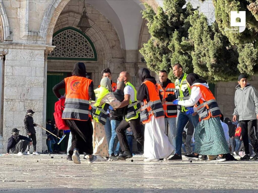 Red crescent in Al-Aqsa mosque