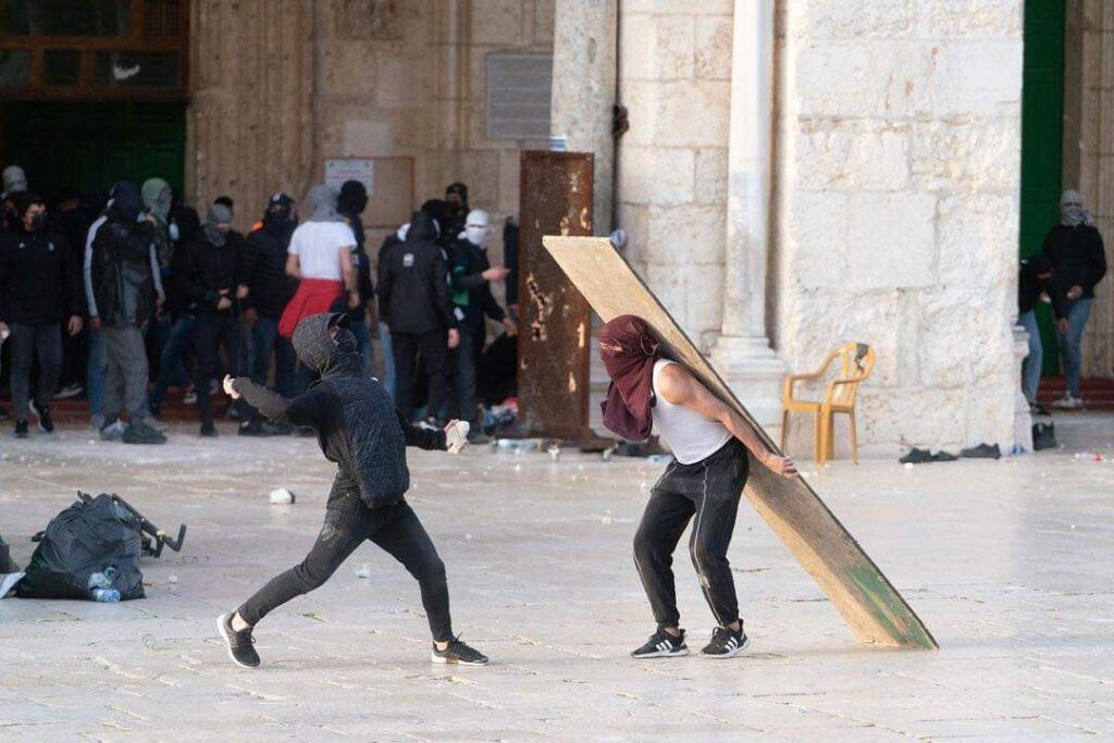 Palestinian protestor throwing rock