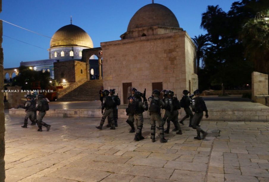 IDF soldiers in Al-Aqsa mosque
