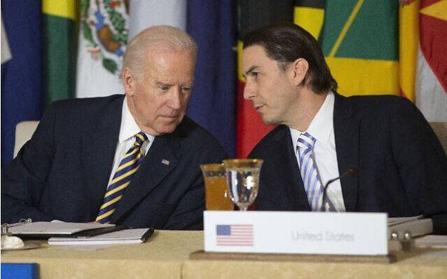 Amos Hochstein and us president joe Biden talking
