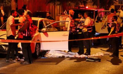 Israeli authorities apprehending Palestinians