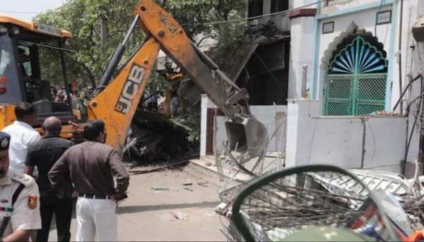 A JCB demolished the main gate of a mosque in Jahangirpuri, Delhi.