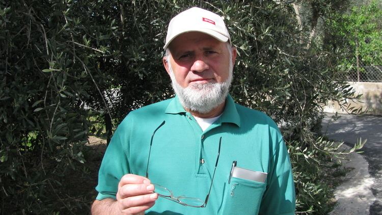 Palestinians bid farewell to the great journalist Khalid Amayreh